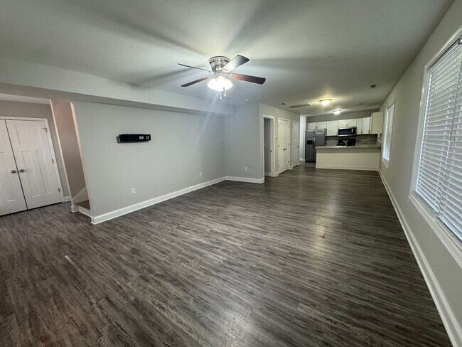 Building Photo - Spacious five bedroom, two bathroom home steps from WKU