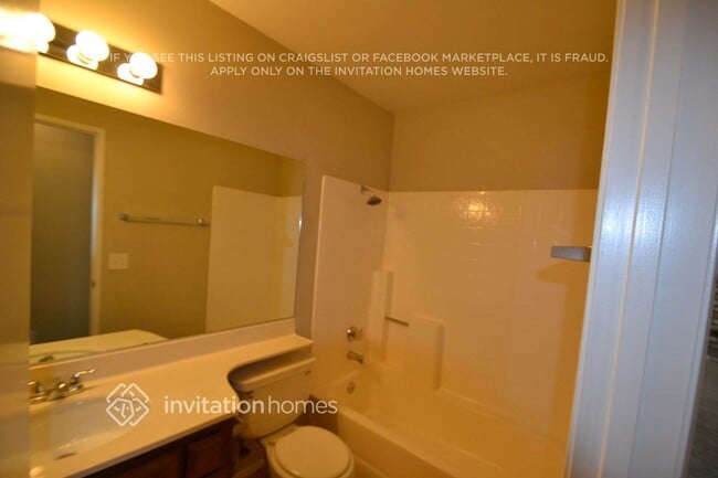 Building Photo - 318 W Tenth Pl