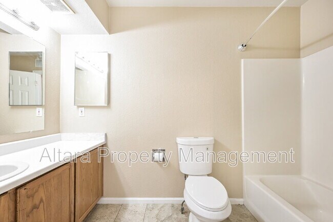 Building Photo - 407 S Memphis Way