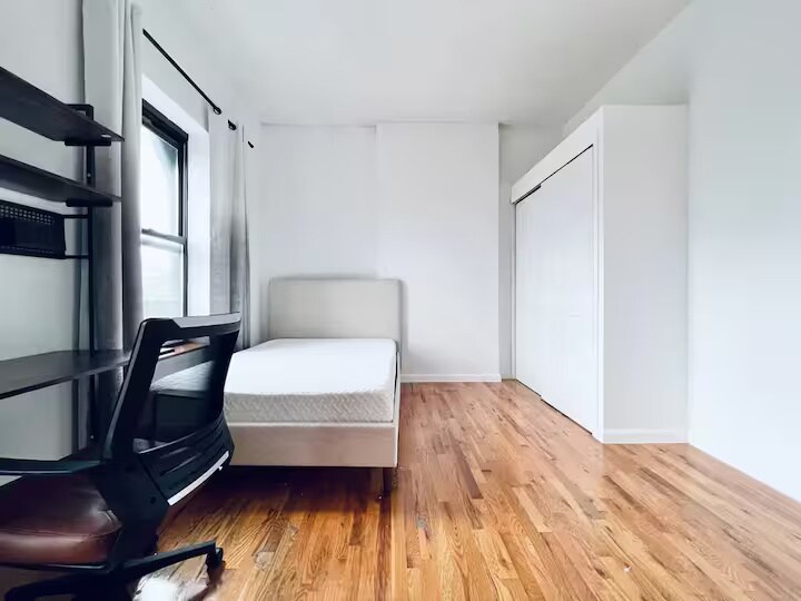 Building Photo - Furnished room/NOT APARTMENT