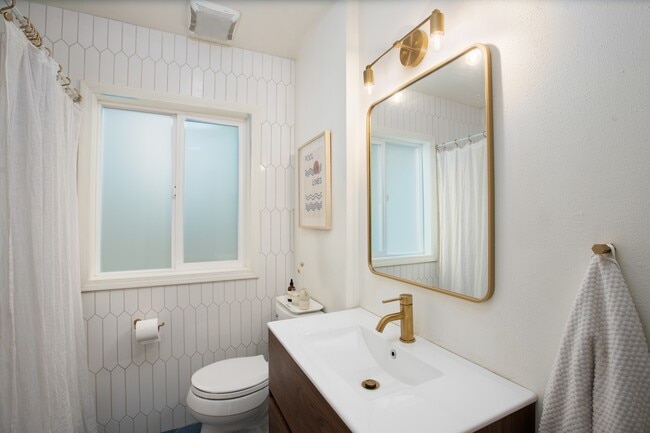 Main Floor - Bathroom - 6363 NE 31st Ave