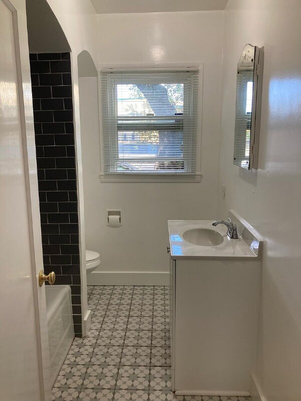 Building Photo - 849 5th St