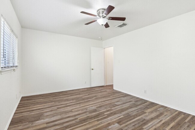 Building Photo - 16216 Ike Ln