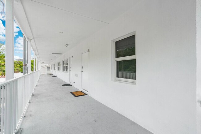 Building Photo - Beachfront Bloo's -2 Units-Ocean View Balc...