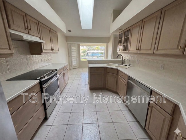 Building Photo - 20 Clarendon Ct N