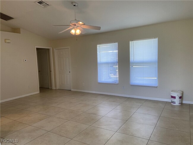 Building Photo - 1301 NE 12th Pl