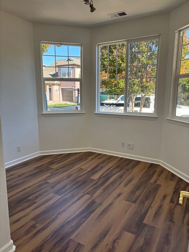 Building Photo - rh2643bussdr