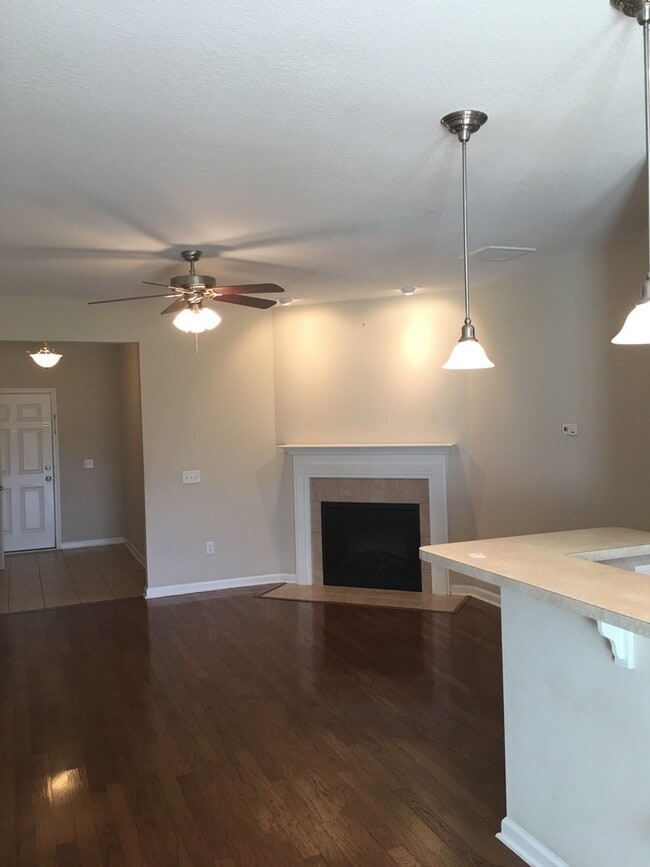 Building Photo - Townhome Available in Richmond Hill City Limits!