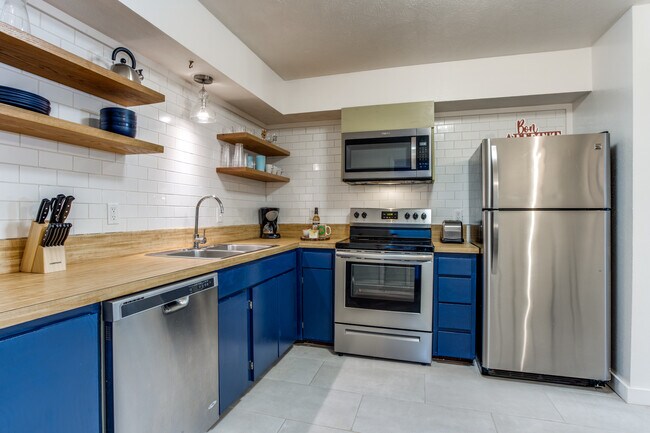 Building Photo - 7855 Meadow Park Dr