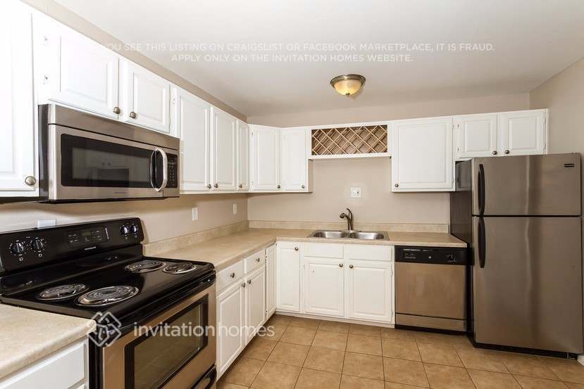 Building Photo - 15661 E Eldorado Dr