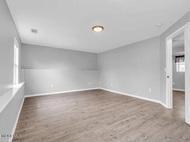 Building Photo - 61 Lynn Dr