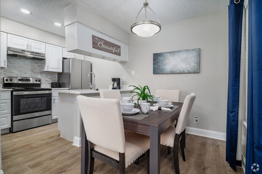 1BR, 1BA - 614SF - Dining Room - Chase Hill Apartments