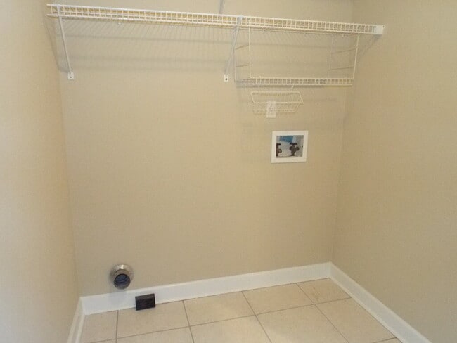 Building Photo - Spacious Pace Home with Office, Fireplace ...