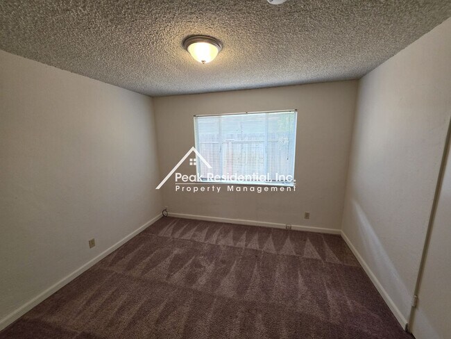 Building Photo - A Charming 3bd/1ba Fruitridge Manor Area Home with Garage