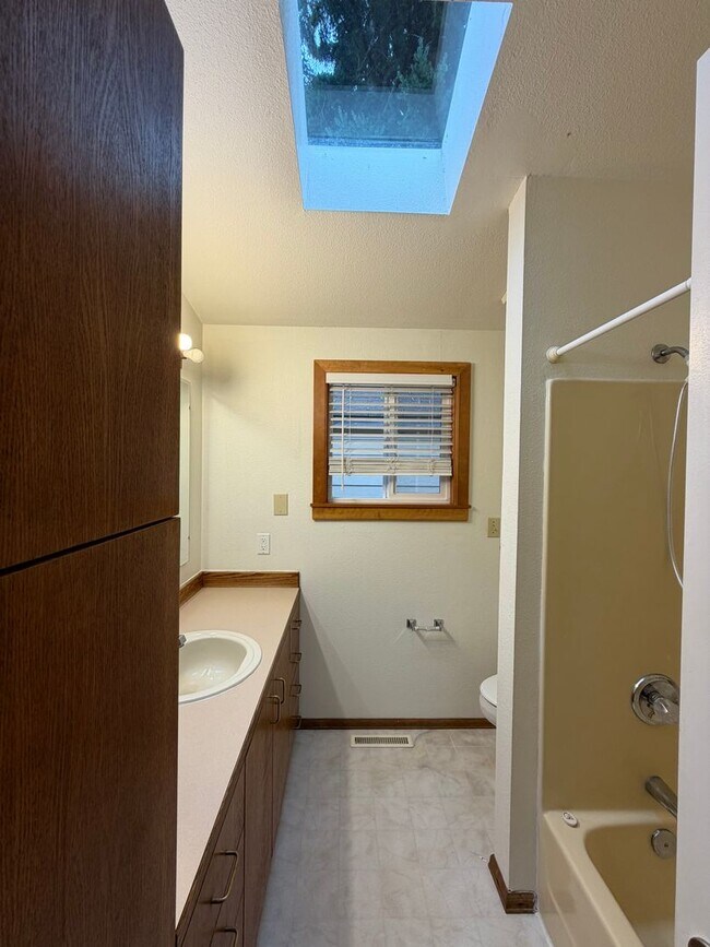 Building Photo - Charming Everett Rambler — 3 Bedrooms + Bonus Room