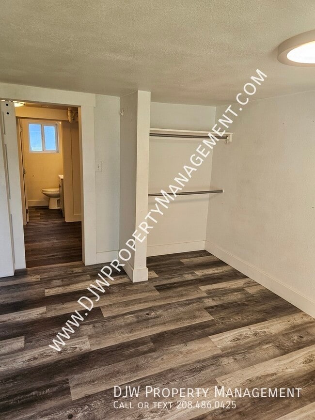 Building Photo - 506 5th Ave S