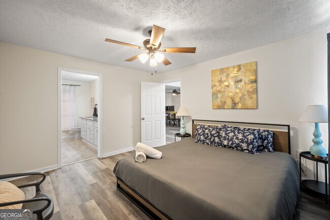 Building Photo - 1954 Woodbine Terrace NE