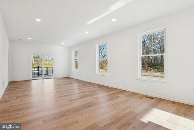 Building Photo - 122 Silversmith Rd