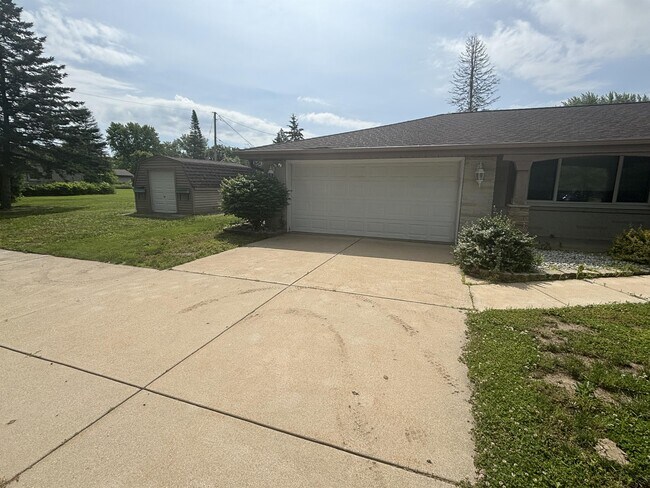 Building Photo - S90W22665 Loretto Ln