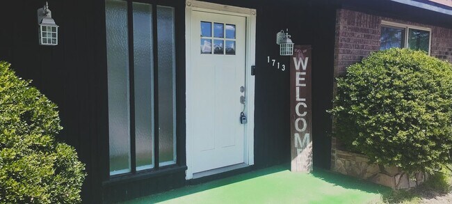 Building Photo - 3 Bed 2 Bath Home!