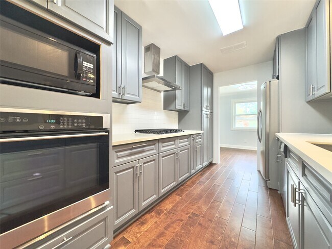 Building Photo - 1415 Mapleton Dr