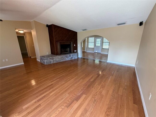 Building Photo - 525 Lakeview Dr