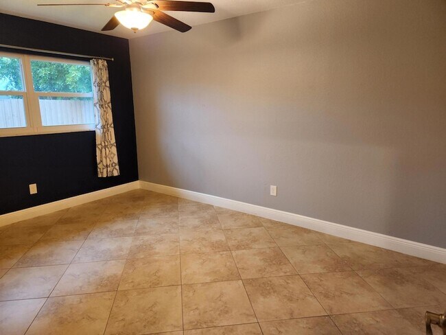 Building Photo - 357 NE Brasher Ct