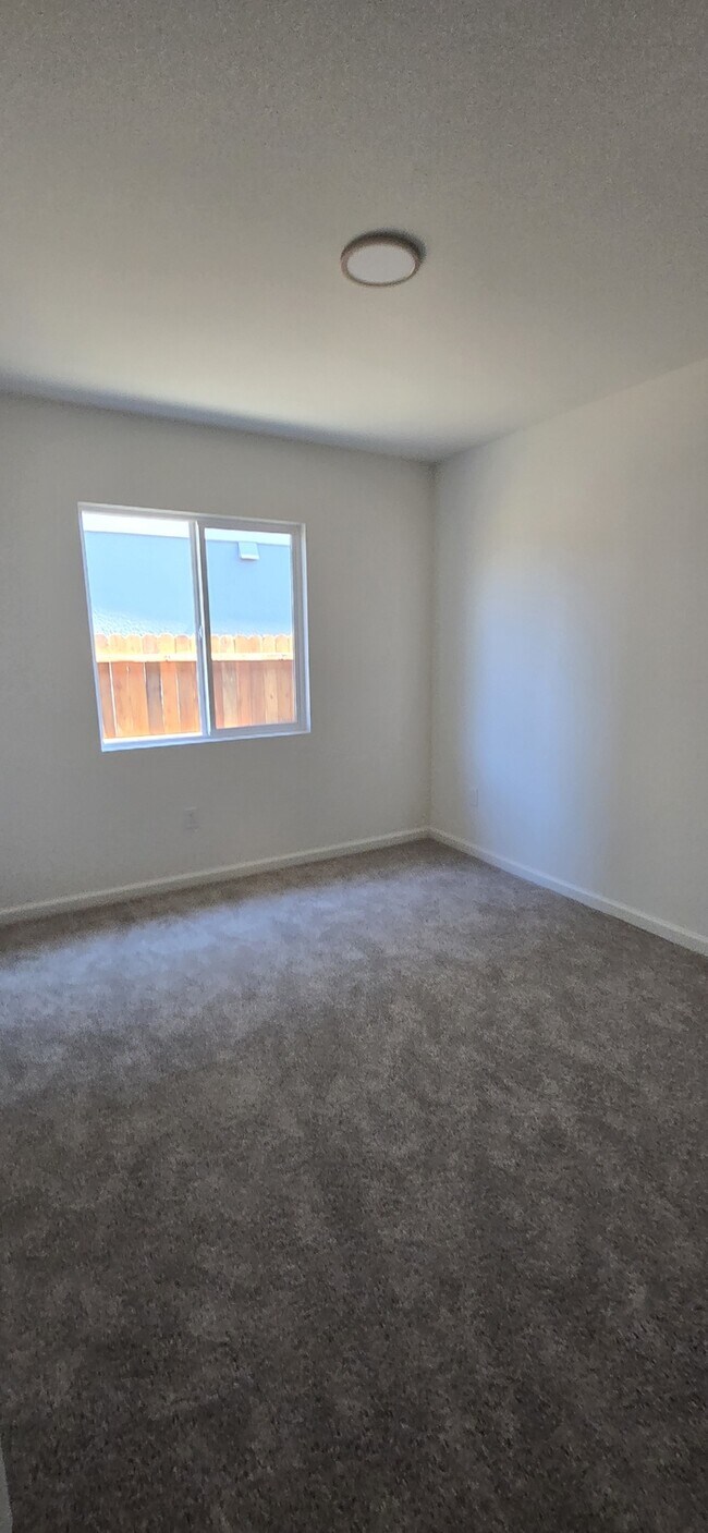 Building Photo - Brand New 4 Bed, 3 Bath Solar-Powered Sing...