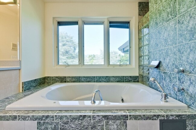 Building Photo - Large 3,767 sqft home on a 10,000 sqft lot- 2 bed located on 1st floor w/ separate entrance - Top...