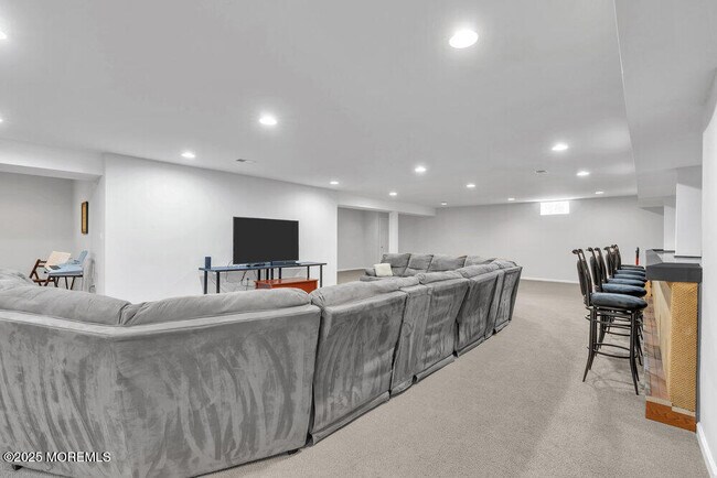 Building Photo - 17 Trumbull Ct