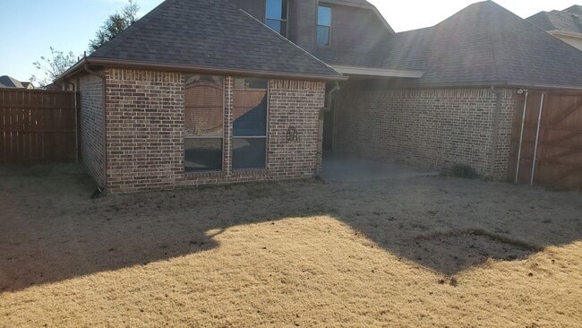 Building Photo - 1621 Colonial Dr