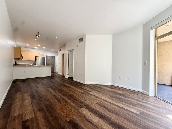 Building Photo - Beautiful One Bedroom Condo in the " Piazza Palermo." building! Pet considered!!