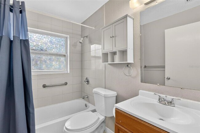 Building Photo - 685 71st Ave N