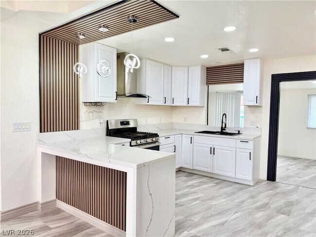 Building Photo - 6251 Desert Sun Dr