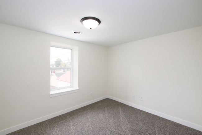 Building Photo - 10 Fond Du Lac St