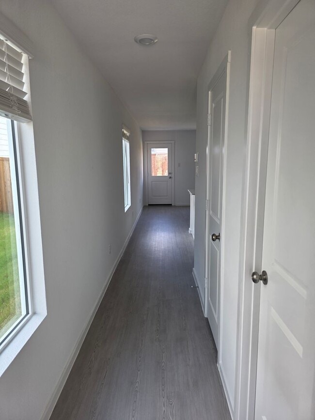 Building Photo - "Feel Right at Home – Modern 3 Bed, 2.5 Ba...