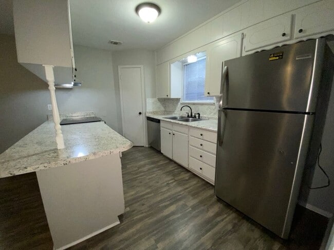 Building Photo - Remodeled 3 bedroom house close to everything on north side!!