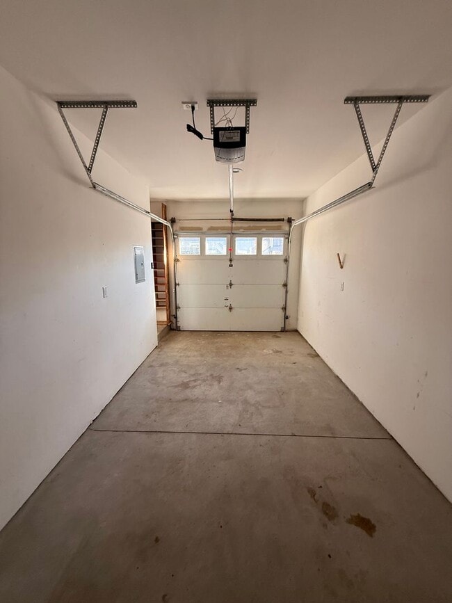 Building Photo - Spacious 3 Bedroom, 2 Bath Home with Garage & Fenced Yard!