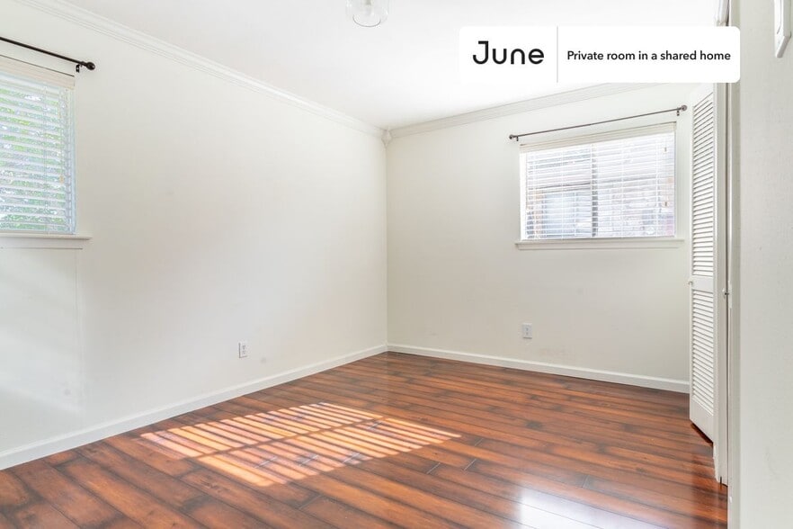 Building Photo - Room in Shared 4 bed/2 bath home