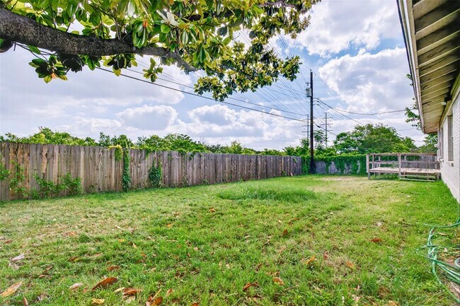 Building Photo - 11902 Oakbrook Dr