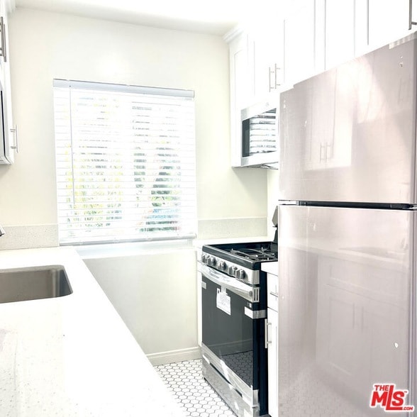 Building Photo - 1860 Alexandria Ave