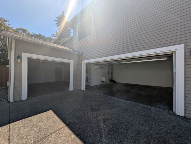 Building Photo - 4 Bedroom, 2.5 Bath DuPont Home!