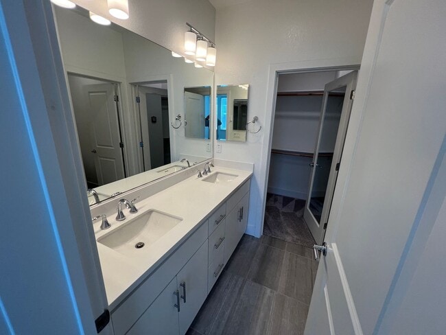 Building Photo - Beautiful 3 bed 2.5 bath Townhouse in Moun...