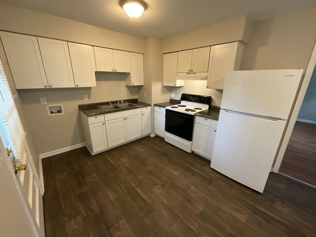 Building Photo - Charming Single Family Home - Convenient l...