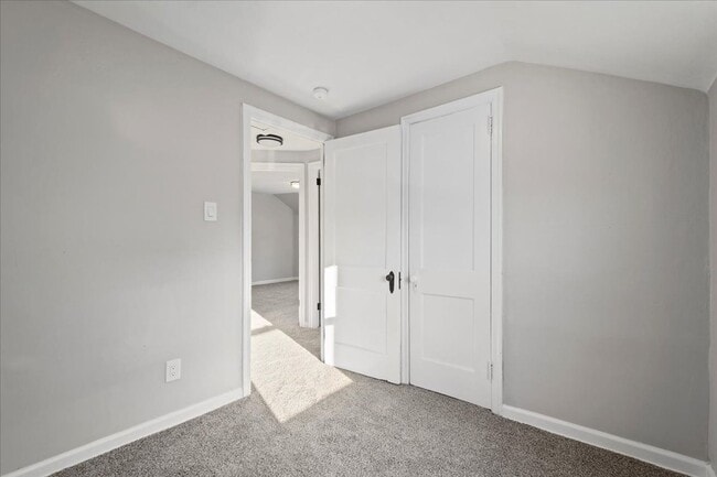 Building Photo - 3 Bedroom, 1 Bathroom Rental in Avalon