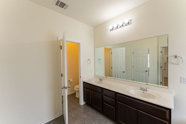 Building Photo - Beautiful Brick 3bed/2ba Home With High End Finishes & Must See Kitchen in NE Austin!