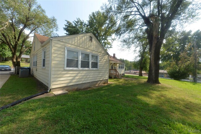 Building Photo - 1005 Hawthorn Ave