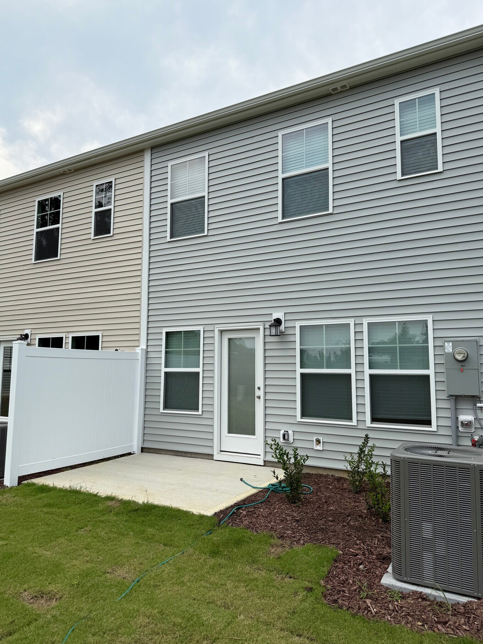 Building Photo - 232 Paramount Dr
