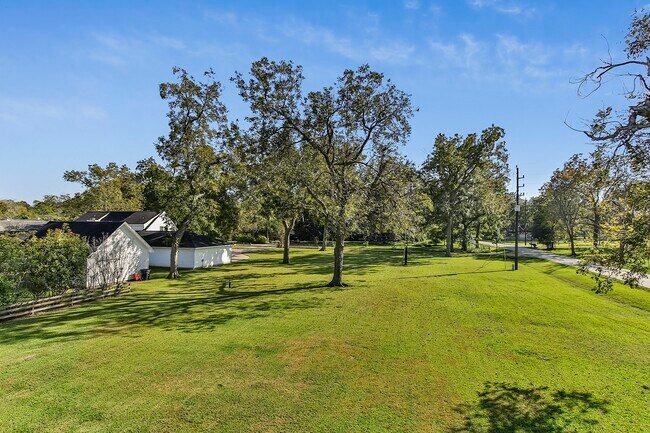 Building Photo - 5511 Greentree Dr