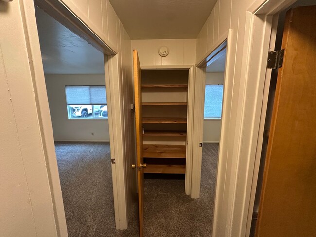 Building Photo - Charming Cascade Shores Retreat 2/1 1,000 ...